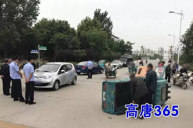 高唐:又是过路口出车祸,轿车撞翻电动三轮车