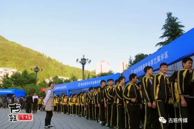 来自酉阳酉州中学,桃花源中学和实验中学的学生排队进场.