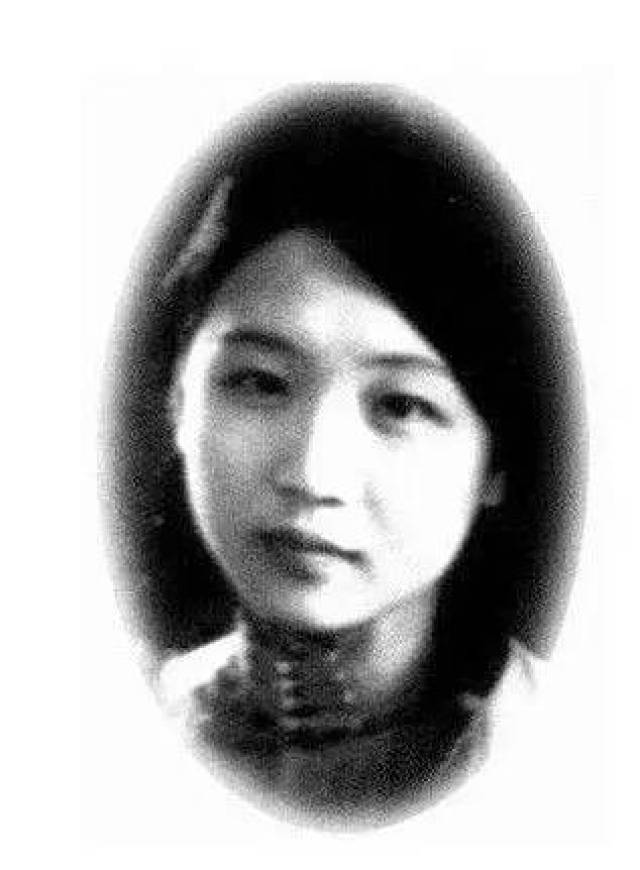 鲁迅1928年和许广平在上海开始同居,并诞下一子周海婴.