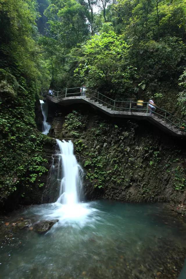 还可尽情畅享凉爽 尽情呼吸神龙峡的清新空气 景区平均负氧离子含量每