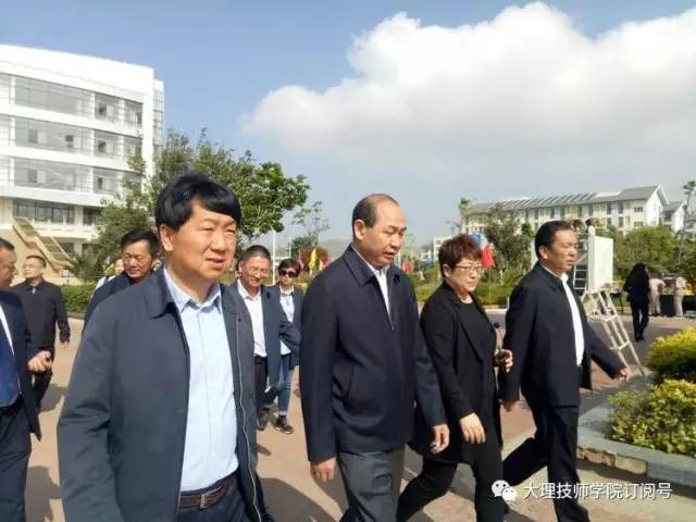 人社部副部长邱小平(前排左二)调研大理技师学院5月12-13日,人社部副