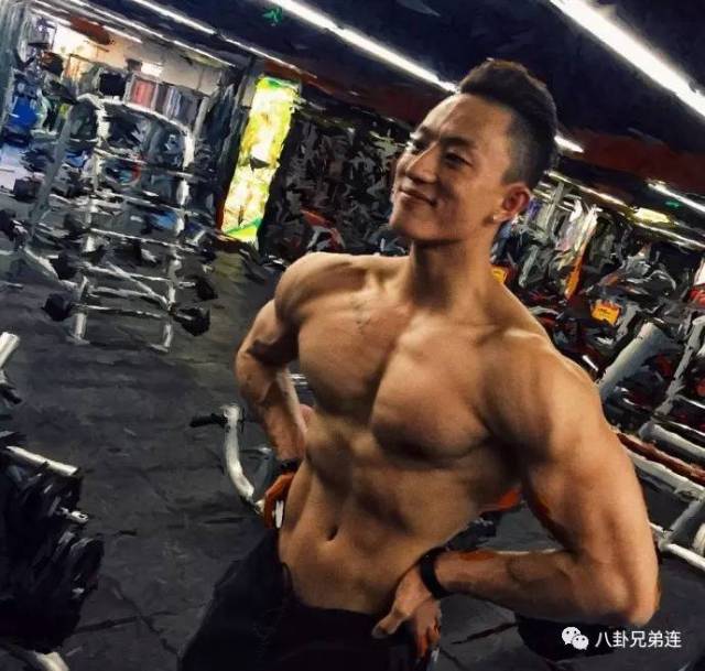 西南政法大学走出的肌肉男,靠胸肌赢得明星选拔赛20强