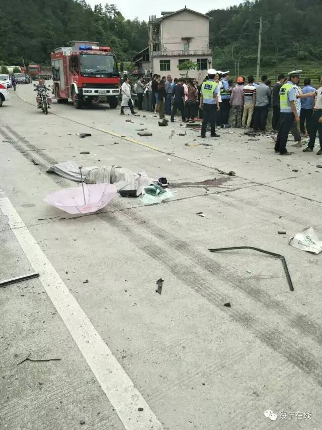 昨天邵阳这里发生一起重大车祸,大货车与班车相撞!