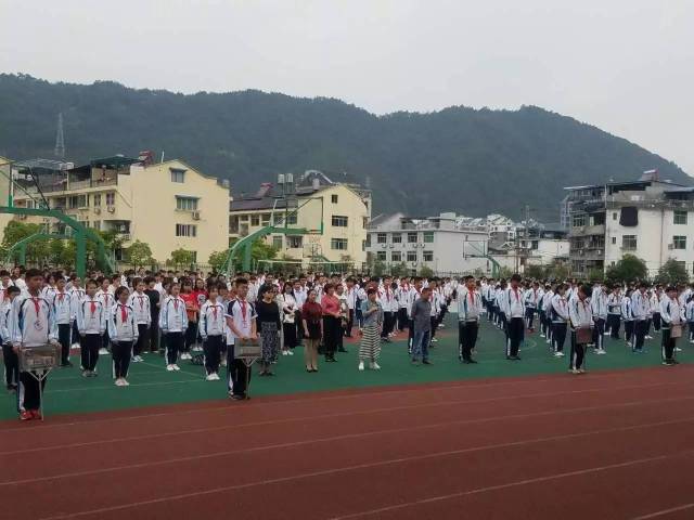 景宁城北中学全体在操场集合,原来是为了养成这习惯.