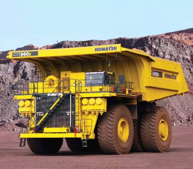 小松960e矿用自卸卡车,最大载荷327吨,斗容214立方米,满载运行最高