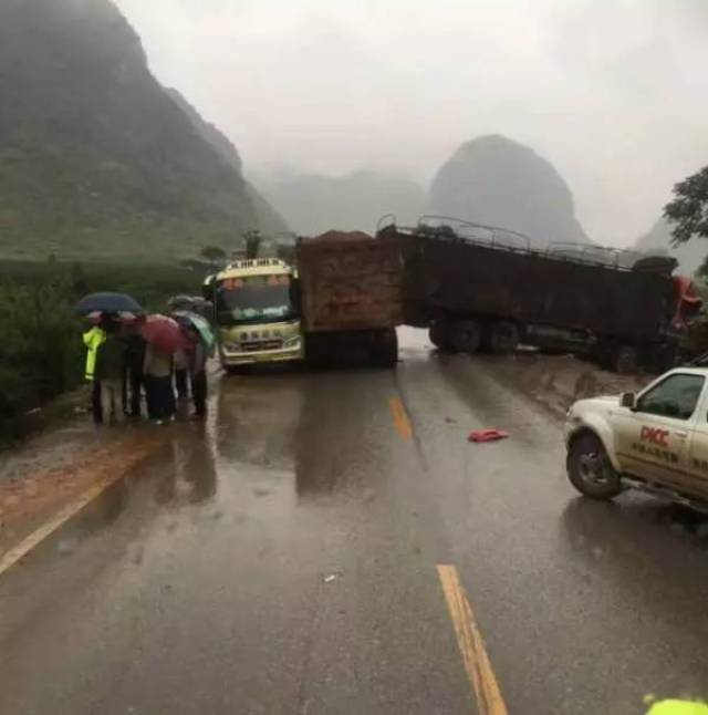 可怕靖西德保班车在武平渠那路段发生一起严重交通事故