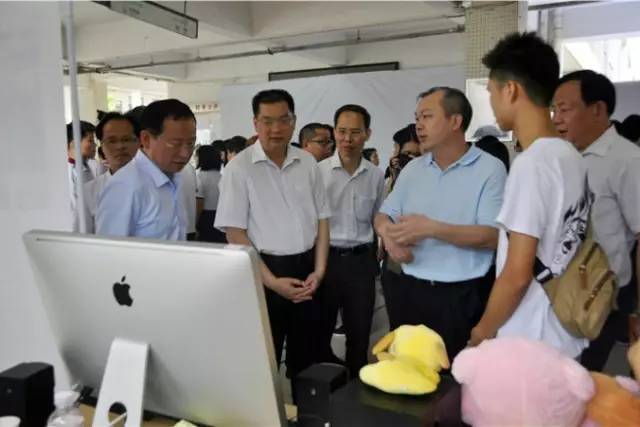 市人社局朱向阳局长宣布惠州市技师学院2017年科技.技能节开幕