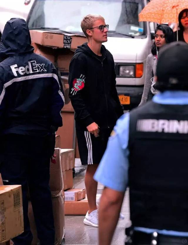 高清组图:justin bieber惊现纽约街头,还有半裸照哦!