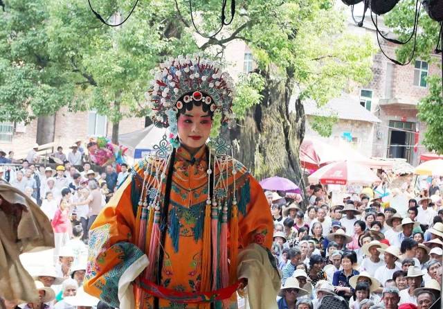 精彩的赣剧表演 (郎治平 摄)