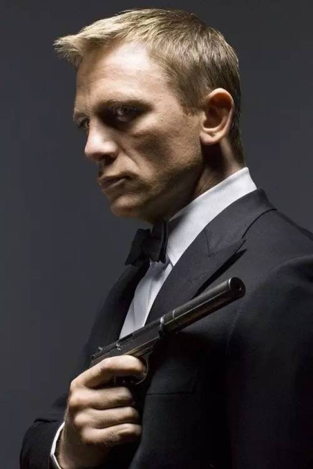 就在昨天. 第三任007扮演者,罗杰摩尔爵士, 死于癌症.