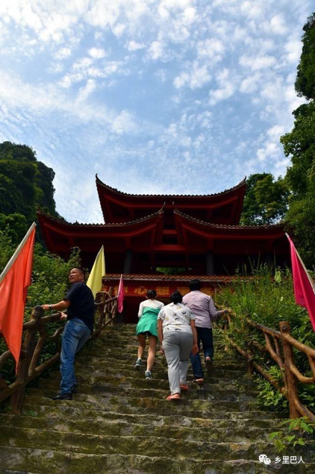 长阳石柱观位于长阳土家族自治县龙舟坪镇朱津滩村,距县城十公里,与