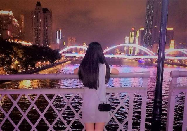 felicia 最浪漫的事就是与你分享城市的夜景