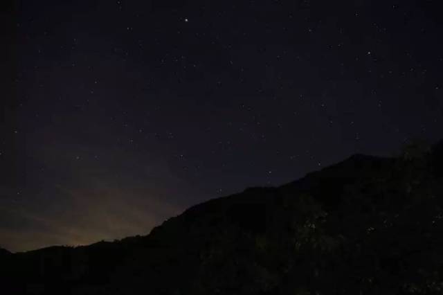 大山里的夜非常黑,非常冷,又非常的安静.