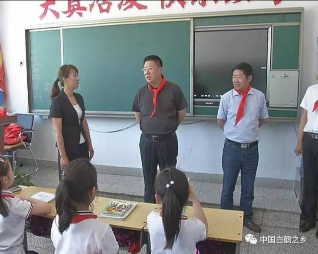 县委书记鲍长山到镇赉县第一幼儿园和实验小学等地走访慰问