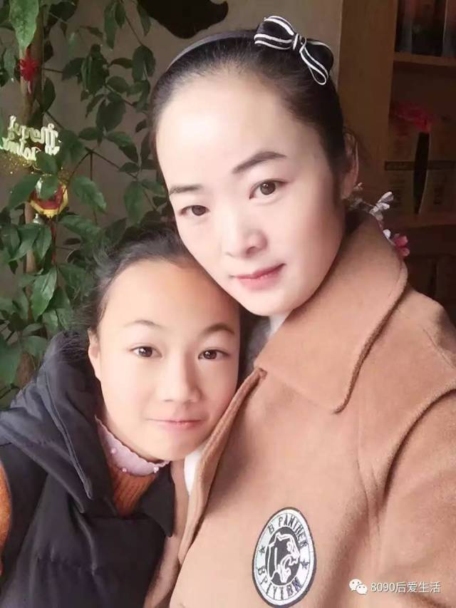 (王红梅和自己的大女儿合照,果然是辣妈,完全看不出梅姐是两个孩子的