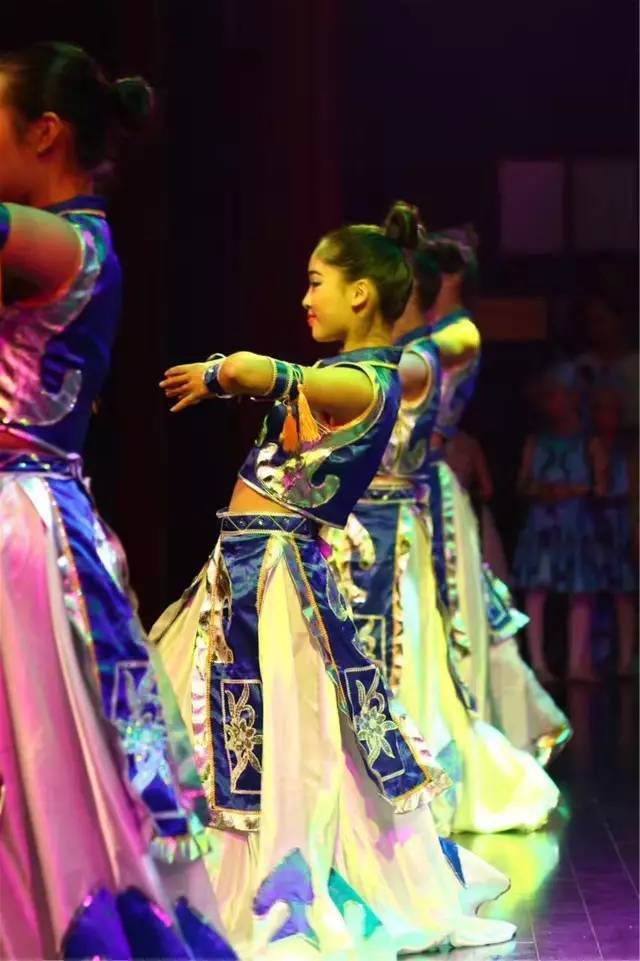 藏族舞蹈《隆达梅朵》