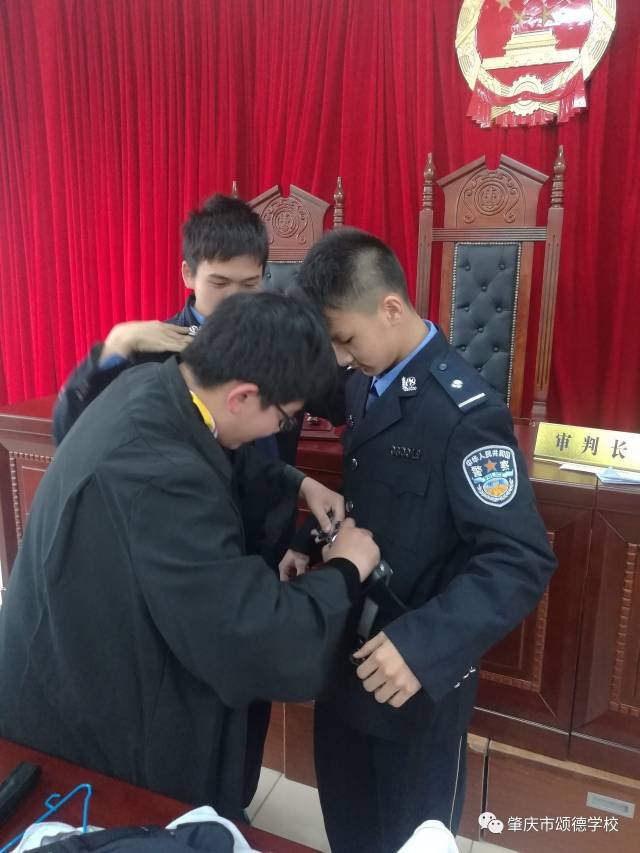 感动瞬间三:这么多服装当中,法警的警服最难穿啦,大家来帮帮他吧!