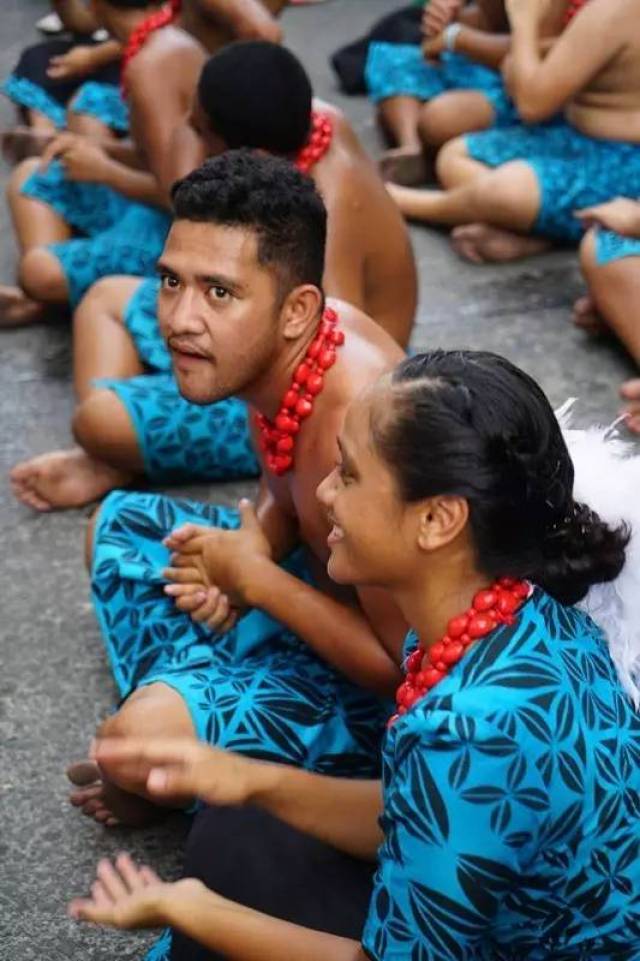 东萨摩亚帕果帕果当地的少年少女.