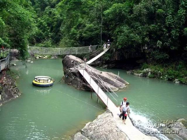 岑溪白霜涧风景区的白霜涧漂流全长6公里,水文落差180米,分五个漂段