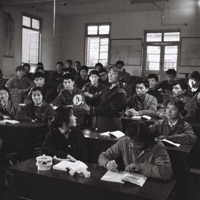 1977年淮中庄国欧同学在课堂上回答英语问题