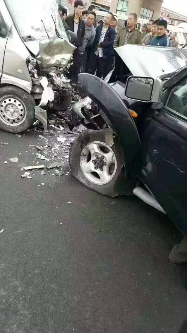 视频| 烟台发生严重车祸,面包车司机当场身亡,太惨了.