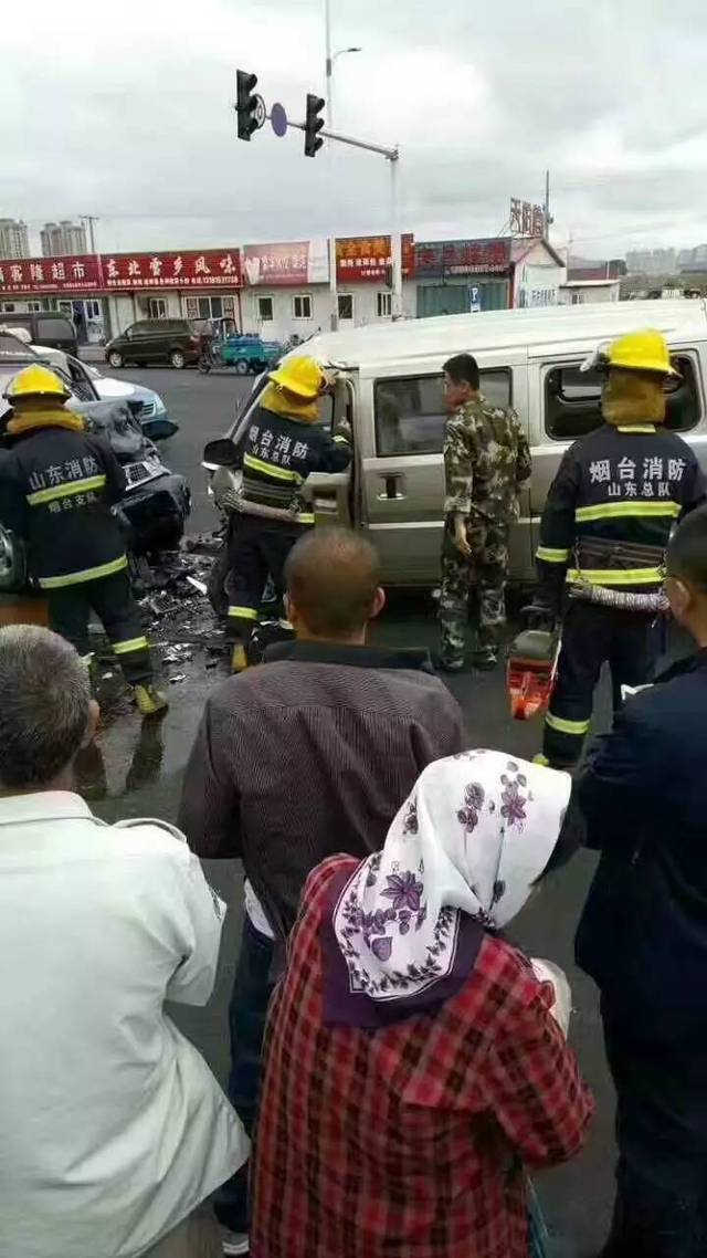 视频| 烟台发生严重车祸,面包车司机当场身亡,太惨了.