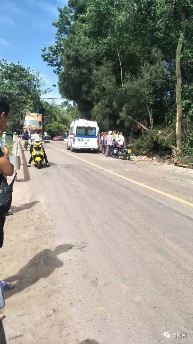 简阳市草池镇简三路又发生一起车祸,大祸车撞上摩托车(内附多图及现场