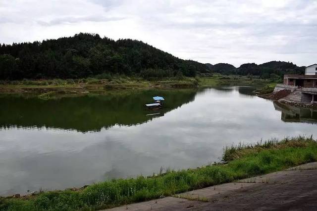 西充县红旗水库青龙湖国家湿地公园目前正在加紧施工今年年底会全面