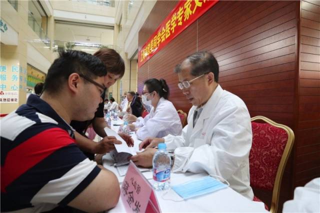 【活动】风雨无阻送健康—上海欧美同学会医学专家义诊活动举行