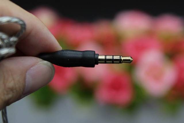耳机线3.5mm接头特写,采用了镀金抗氧化处理.