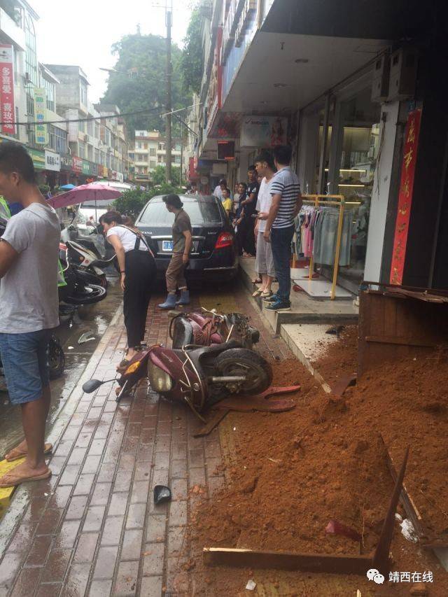 靖西主山街发生一起车祸,现场一片狼藉!