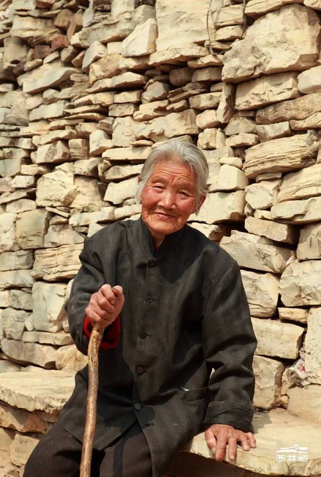 想要走出大山却又舍不得家的小诗人 雨后的村子,烟云弥漫,小羊在崖