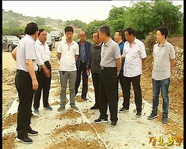 乡宁县长杨建军在关王庙乡调研:扶贫路修到老百姓心坎上