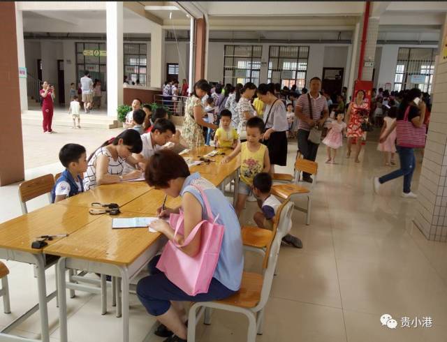 贵港中心城区中小学新生报名场面火热,人头攒动,孩子要读个书好困难!