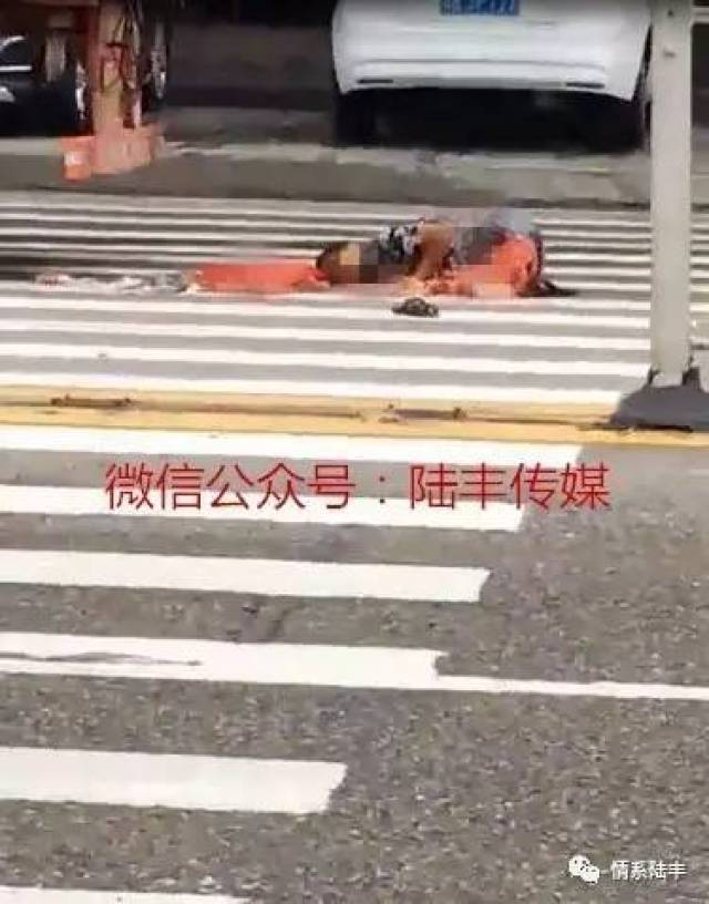 陆丰市东海镇广汕公路(岁宝对面)发生一起严重车祸!