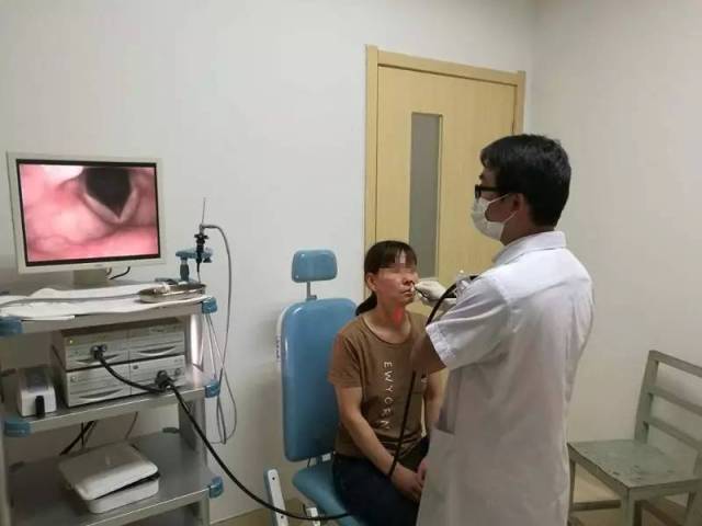 医生进行纤维电子喉镜检查