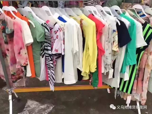 她摆地摊卖服装越收入超2w,今天她把秘诀分享给大家|库存服装批发