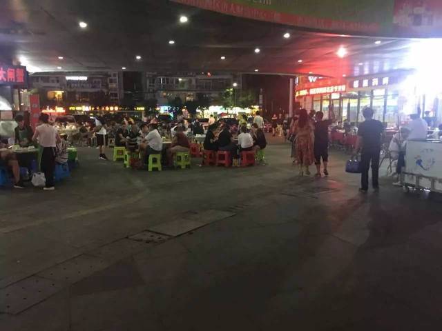 宜宾财富广场靠卖夜宵"活了"——论接地气的重要性