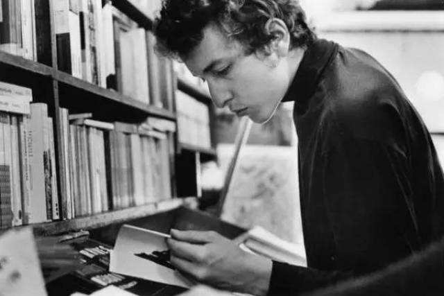 「Bob Dylan」撕开一包薯片,遇见一个诗人