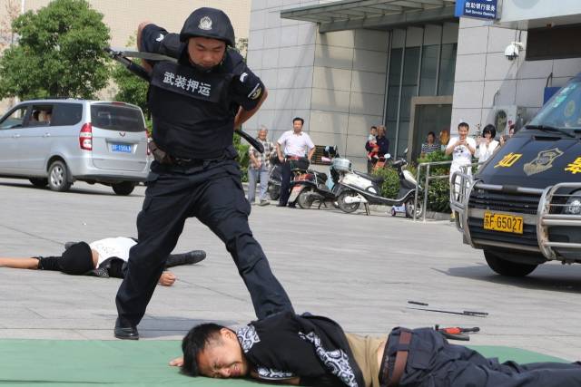 运钞车驾驶员立即向110报警,同时押运员在抢劫现场拉起警戒线.