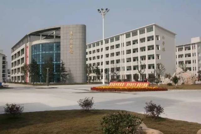 江苏省灌云高级中学坐落于连云港市灌云县城新区,2001年通过国家级