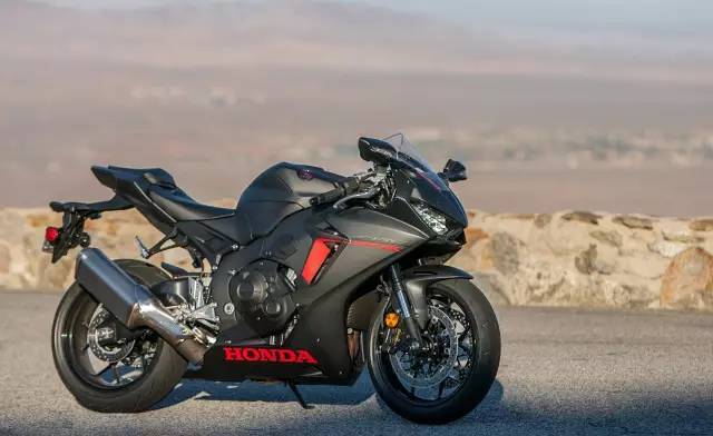 第三名:honda cbr1000rr – 得分81.97