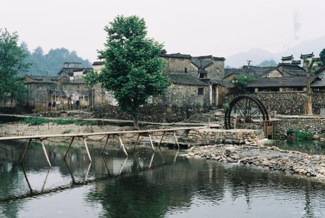 瑶里古镇,古名窑里,因是景德镇陶瓷发祥地而得名,素有"瓷之源,茶之乡