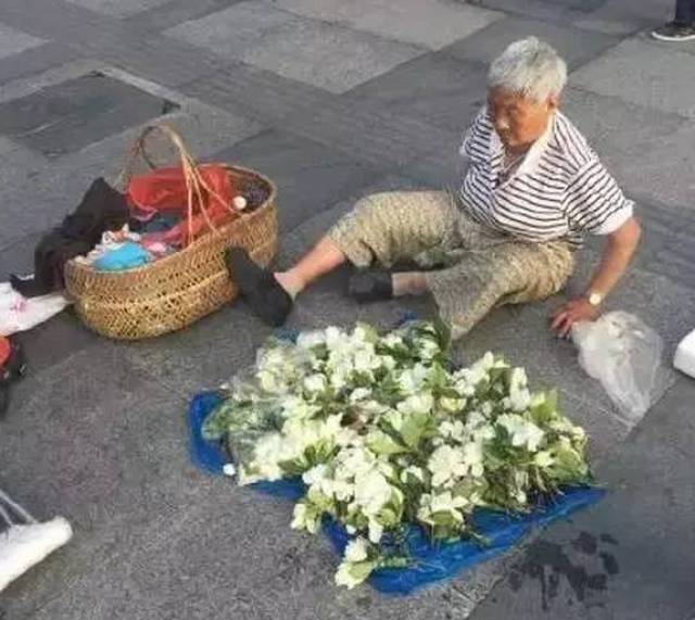 凤城街头的一幕,为了维持生活辛苦奔波的老人