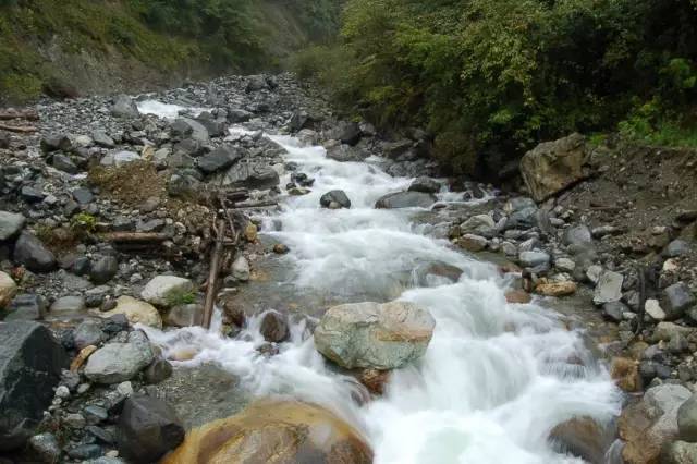 德阳周边的避暑胜地:找条沟沟耍野水,在瀑布底下冲淋浴