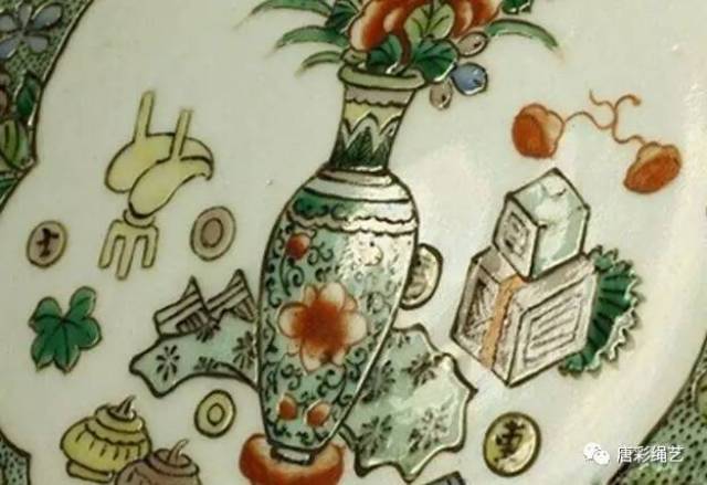 咸丰博古纹继承和发扬了道光常以组合纹样表达吉祥寓意的题材,其构图