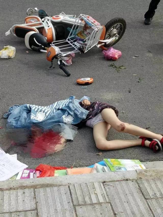 太惨,寺巷发生一起严重车祸,一名儿童当场死亡.