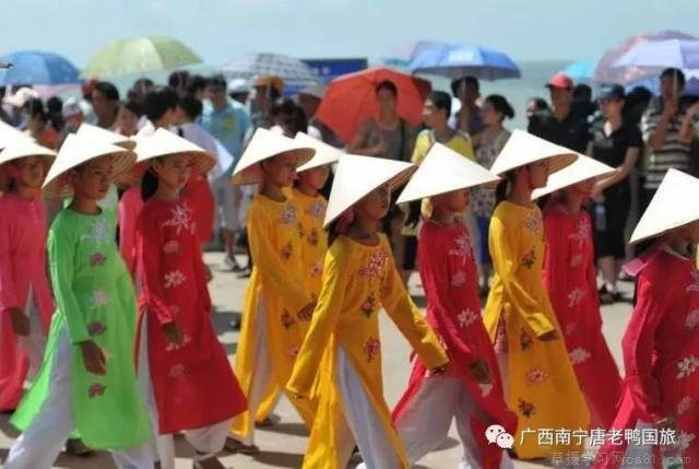 "京族哈节文化节目丰富多彩,特别是文艺节目,表演得很好.