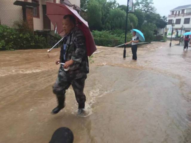 衢江区委常委,廿里镇党委书记朱永平带队到黄山村察看汛情.