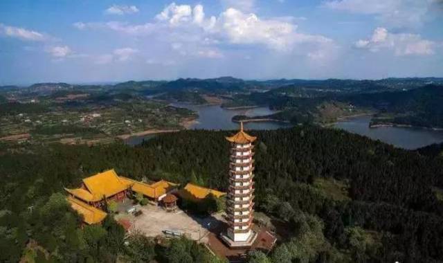 报恩寺位于仁寿县黑龙滩景区第一峰陈大山,三面环水,建于1989年,由